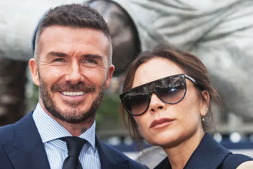 Страсть после 25 лет брака: Виктория и Дэвид Бекхэм целовались на яхте в Сен-Тропе Страсть после 25 лет брака: Виктория и Дэвид Бекхэм целовались на яхте в Сен-Тропе