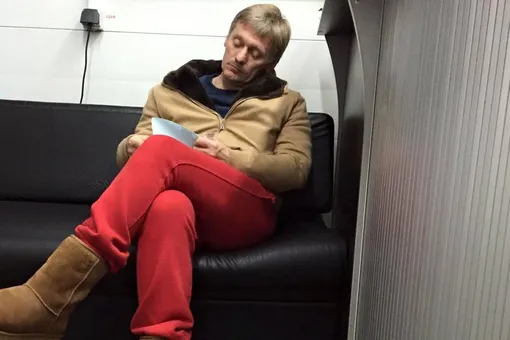 В уггах и изумительных штанах: Дмитрий Песков на автомойке стал хитом Сети В уггах и изумительных штанах: Дмитрий Песков на автомойке стал хитом Сети