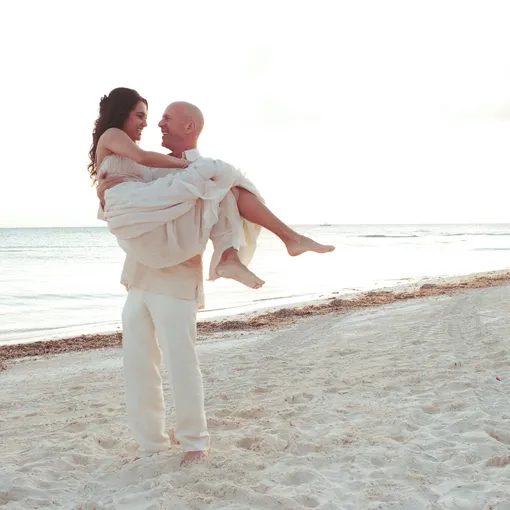 Эмма Хеминг и Брюс Уиллис отметили розовую свадьбу