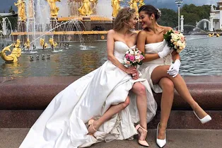 Анфиса Черных с подругой прогулялись по ВДНХ в свадебных платьях