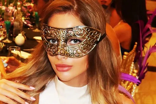 «Карнавальная магия»: россиянка Анастасия Венза появилась в кабаре на конкурсе «Мисс Вселенная-2025»