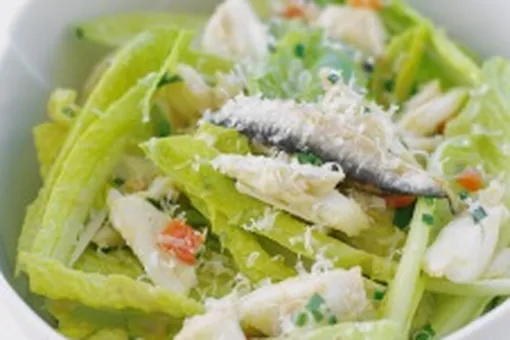 Салат «Цезарь» с анчоусами Салат «Цезарь» с анчоусами