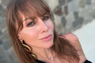 Подняла бокал ногой: Полина Диброва в красных ажурных колготках и на шпильках показала трюк на съемке Подняла бокал ногой: Полина Диброва в красных ажурных колготках и на шпильках показала трюк на съемке