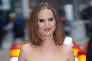 Натали Портман в купальнике с глубоким декольте на «острове миллиардеров» сняли папарацци