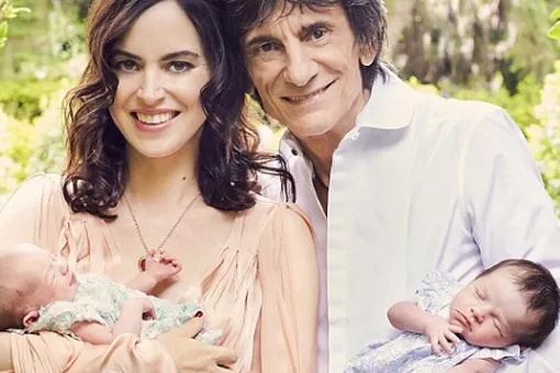 69-летний Ронни Вуд впервые показал своих новорожденных близняшек 69-летний Ронни Вуд впервые показал своих новорожденных близняшек