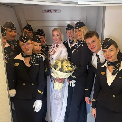 Анастасия Волочкова с экипажем самолета Анастасия Волочкова с экипажем самолета