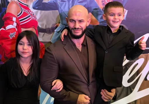 Джиган приехал на премьеру с дочерью Леей и сыном Давидом Джиган приехал на премьеру с дочерью Леей и сыном Давидом