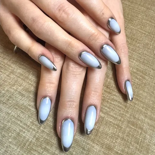 Любые металлические эффекты переживают свой Ренессанс, так что не забудь о них при создании маникюра