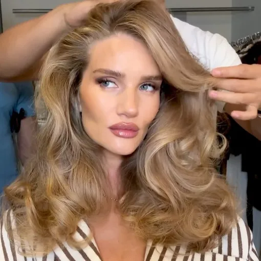 Розовый может быть нанесен точечно, например на губы, как это любит делать Рози Хантингтон-Уайтли