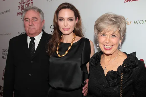 Отношения Анджелины с родителями Питта всегда были натянутыми