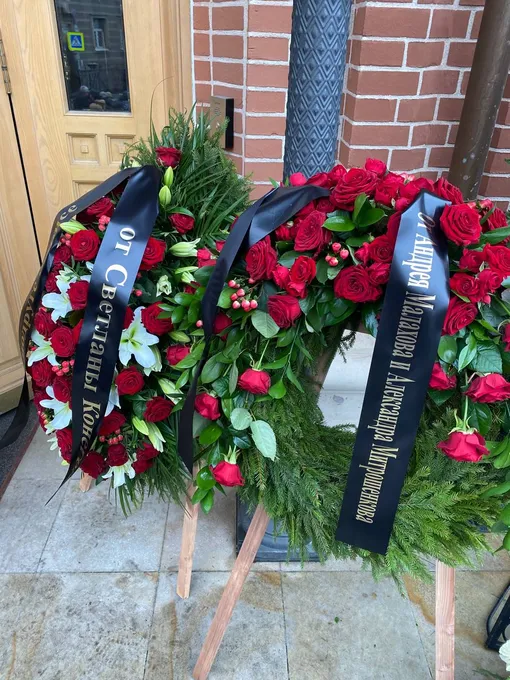 Венки у входа в Храм Святителя Николая Чудотворца на Трех Горах