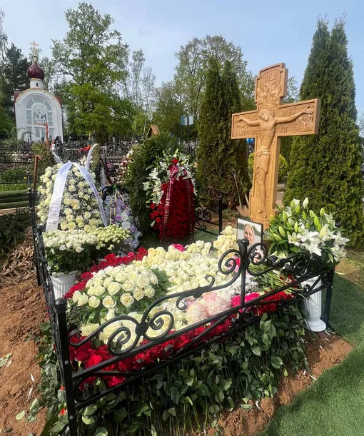 Могила Елены Земляникиной Могила Елены Земляникиной