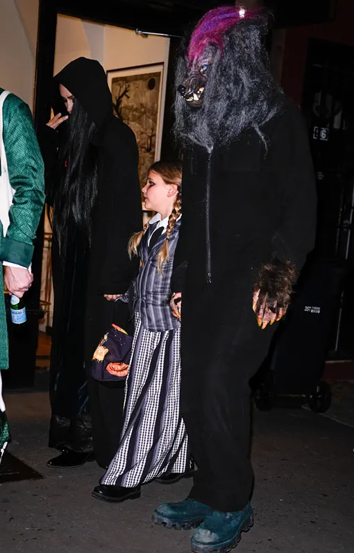 Ирина Шейк и Брэдли Купер с дочерью во время празднования Хэллоуина-2025 э Ирина Шейк и Брэдли Купер с дочерью во время празднования Хэллоуина-2025 э