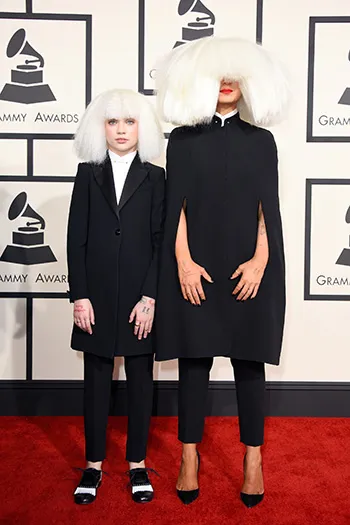 Сиа и Медди Зинглер в костюмах Armani Prive Сиа и Медди Зинглер в костюмах Armani Prive