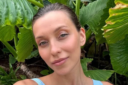 Беременная Регина Тодоренко показала фигуру в бикини у бассейна на курорте Беременная Регина Тодоренко показала фигуру в бикини у бассейна на курорте