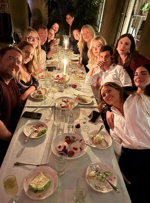 Эль Фаннинг отметила день рождения в кругу близких