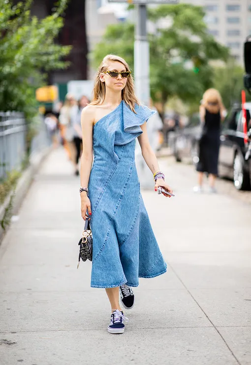 Самые модные платья на осень-2019: джинсовое платье Самые модные платья на осень-2019: джинсовое платье