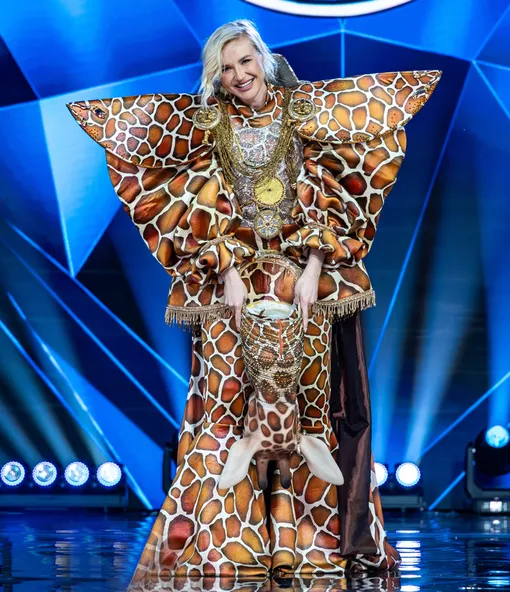 Полина Гагарина скрывалась в костюме Жирафа