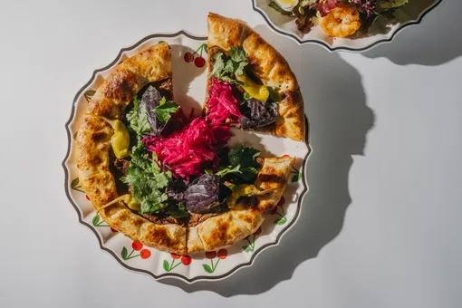 Лобиани с пряной фасолью и лори