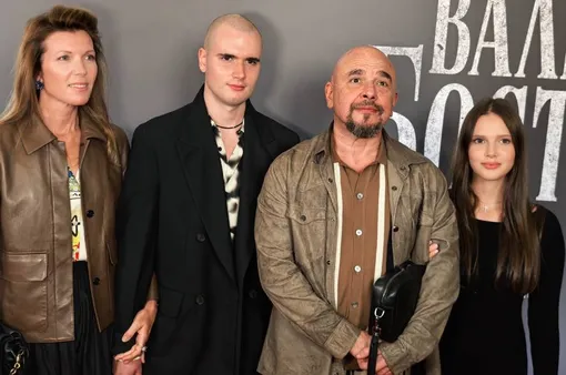 Сергей Трофимов с женой Анастасией Никишиной, сыном Иваном и дочерью Елизаветой