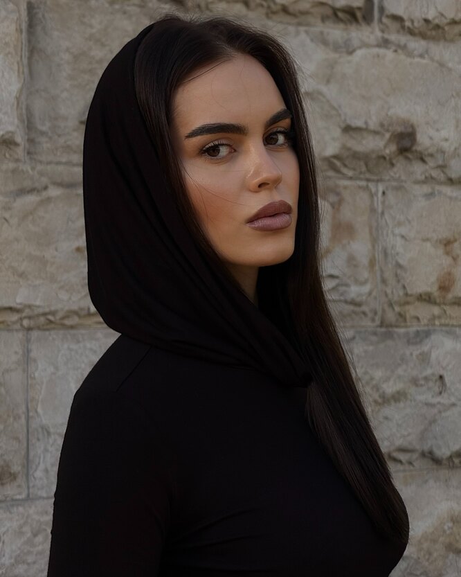 Әдемі жалаңаш әйел көшеде мысығын көрсетті. Бейне онлайн.