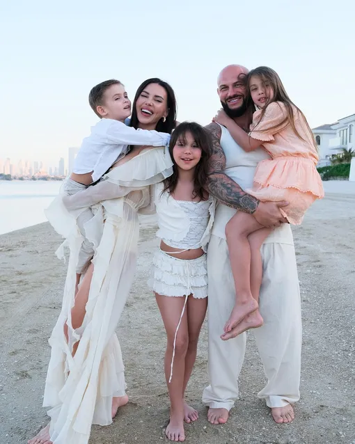 Оксана Самойлова и Джиган с детьми на отдыхе