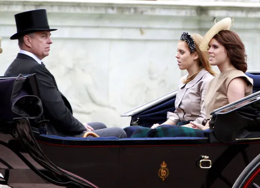 Эндрю еще в статусе принца с дочерьми Беатрис и Евгенией