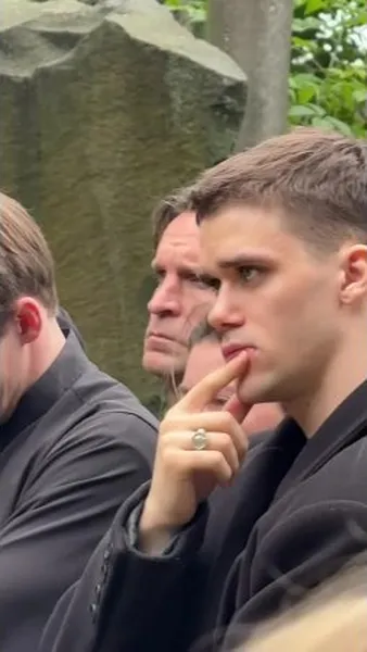 Нажми и смотри