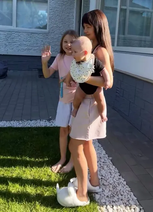 Лерчек с младшим сыном и дочкой Лерчек с младшим сыном и дочкой