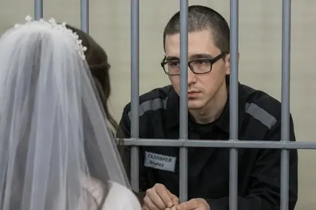 «Обручальное кольцо ношу на шее»: 18-летняя жена «казанского стрелка» Ильназа Галявиева о своей жизни после свадьбы