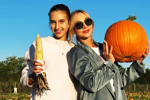 Кристина Орбакайте в образе динозавра вместе с мужем и дочерью появилась в параде в США Кристина Орбакайте в образе динозавра вместе с мужем и дочерью появилась в параде в США