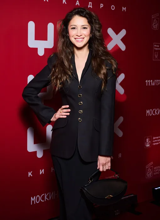 Равшана Куркова выбрала элегантный образ