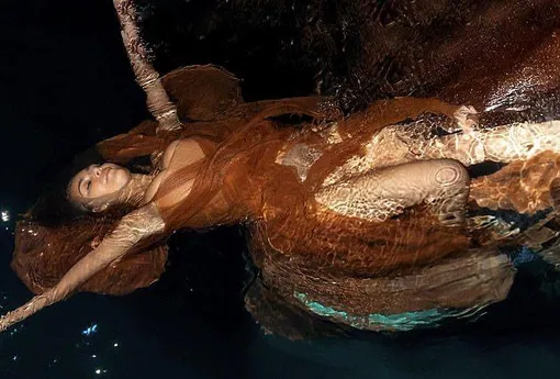 Ким Кардашьян лежала на воде в историческом наряде