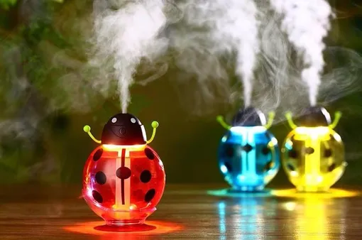 Кстати, в диффузор можно залить масло с новогодними запахами и поставить его в центр стола — это лучшая замена традиционным свечам. Кстати, в диффузор можно залить масло с новогодними запахами и поставить его в центр стола — это лучшая замена традиционным свечам.