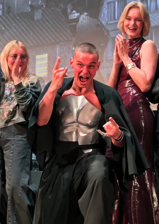 Слава Копейкин со сцены передал привет поклонникам сериала «Дети перемен»