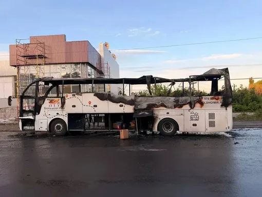 Салон автобуса и кабина водителя полностью выгорели.