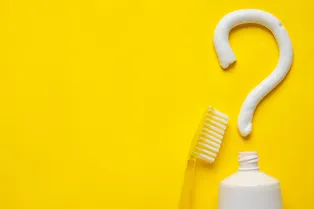 Что происходит, если один раз не почистить зубы на ночь: объяснение стоматологов