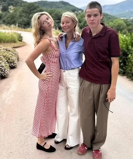 Гвинет Пэлтроу с сыном и дочерью на отдыхе