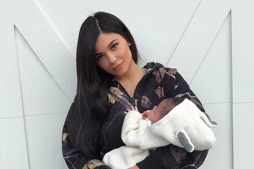 Кайли Дженнер поделилась фото с новорожденной дочерью Сторми Кайли Дженнер поделилась фото с новорожденной дочерью Сторми