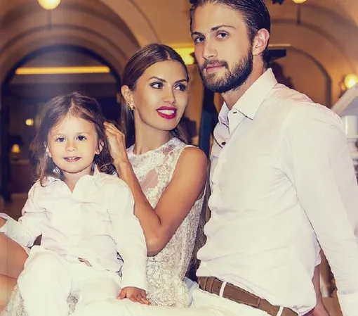 Телезвезда с экс-возлюбленным и дочерью