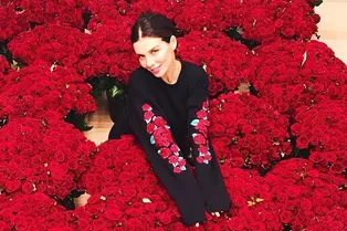 Что за богач здесь чудит? Новый ухажер Анны Седоковой подарил ей 10 тысяч роз Что за богач здесь чудит? Новый ухажер Анны Седоковой подарил ей 10 тысяч роз