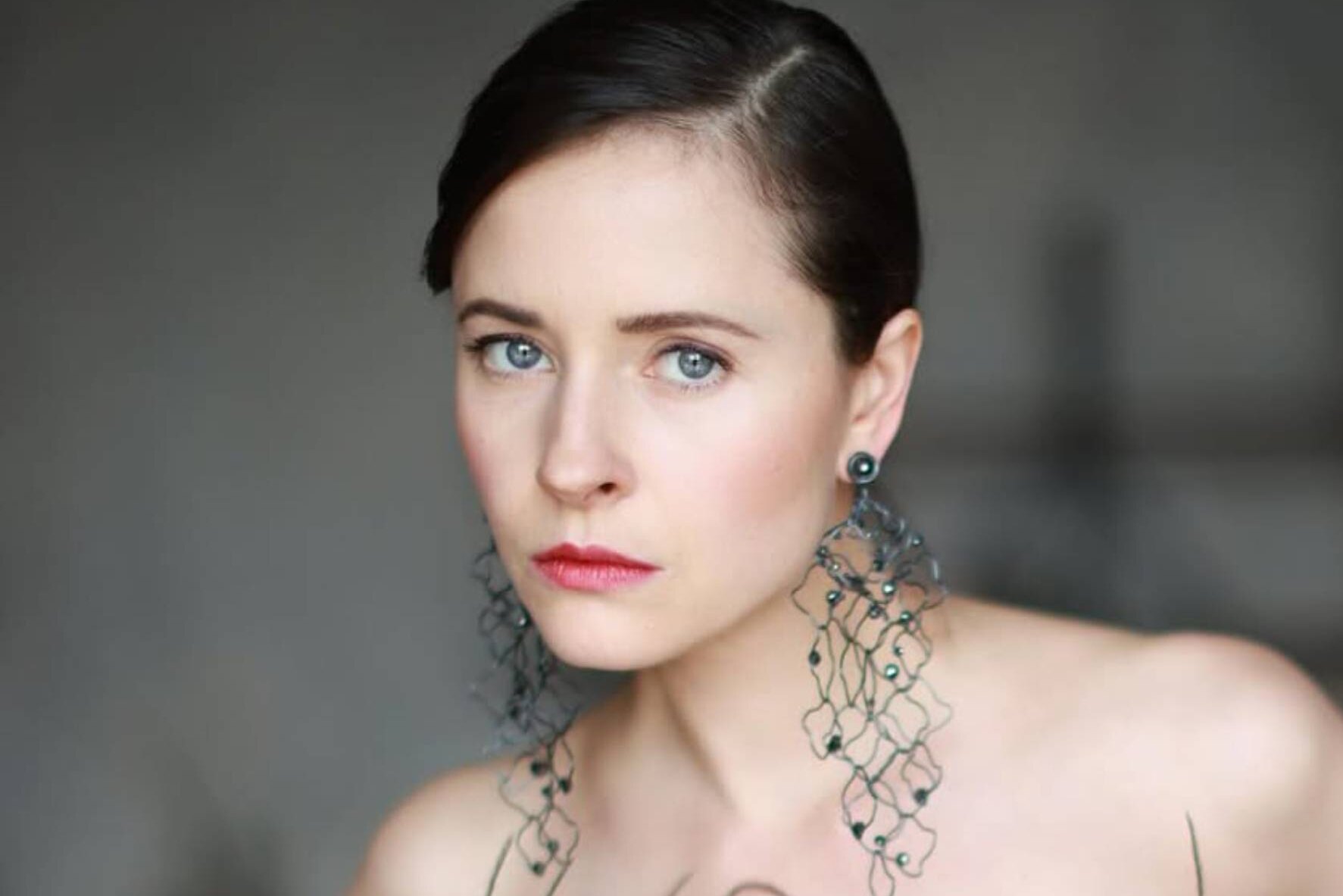 Беременная звезда сериалов «Метод» и «Золотое дно» Марина Ворожищева снялась с обнаженной грудью на пляже