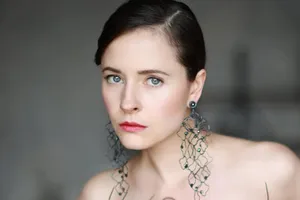 Беременная звезда сериалов «Метод» и «Золотое дно» Марина Ворожищева снялась с обнаженной грудью на пляже