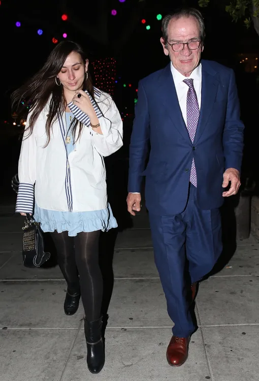 Томми Ли Джонс узнал, что Виктория была беременна на момент смерти Томми Ли Джонс узнал, что Виктория была беременна на момент смерти