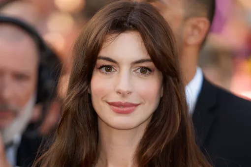 «Красиво и эстетично»: Энн Хэтэуэй снялась в розовом платье с открытыми плечами «Красиво и эстетично»: Энн Хэтэуэй снялась в розовом платье с открытыми плечами