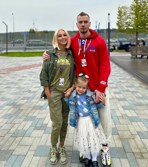 Лера Кудрявцева с мужем и дочерью