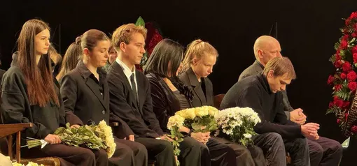 Дочь и сыновья Евгении Добровольской на прощании с ней в театре Дочь и сыновья Евгении Добровольской на прощании с ней в театре