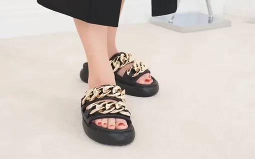 Второе — сандалии с золотыми цепочками.