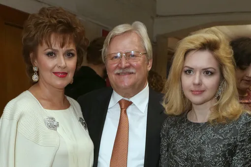 Жена и единственная дочь Юрия Кары плакали на церемонии прощания с ним в Москве Жена и единственная дочь Юрия Кары плакали на церемонии прощания с ним в Москве