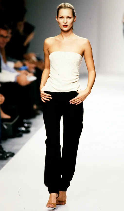 Кейт Мосс на показе Narciso Rodriguez, осень-зима 1997/1998 Кейт Мосс на показе Narciso Rodriguez, осень-зима 1997/1998